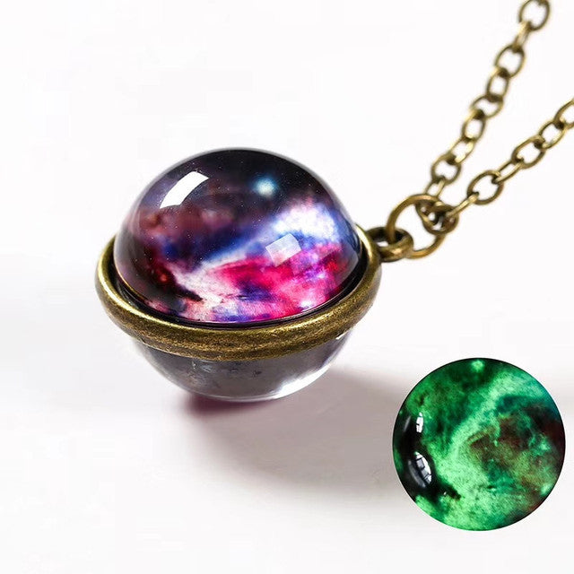 Edelstahl Gliederkette mit leuchtendem Glaskugel Anhänger; unisex Schmuckstück mit mystischem Glanz.