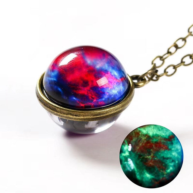 Magischer Schmuck: Unisex Halskette mit rundem, leuchtendem Glaskugel Anhänger; perfekt für den Abend.