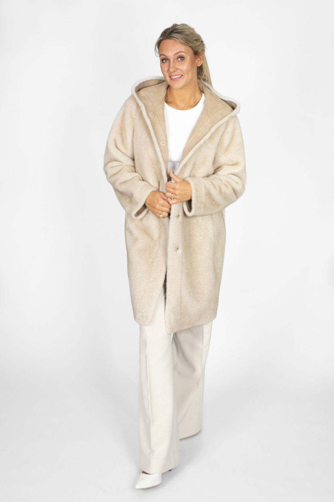 Wendbarer Damenparka mit Kapuze. Praktische Winter- und Übergangsjacke. Zwei Farben, ein Produkt für kaltes Wetter.