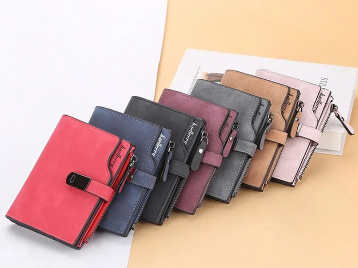 Minimalistische Unisex Geldbörse Rot. Kompakt, mit Magnetverschluss, bietet Platz für Karten und Münzen.