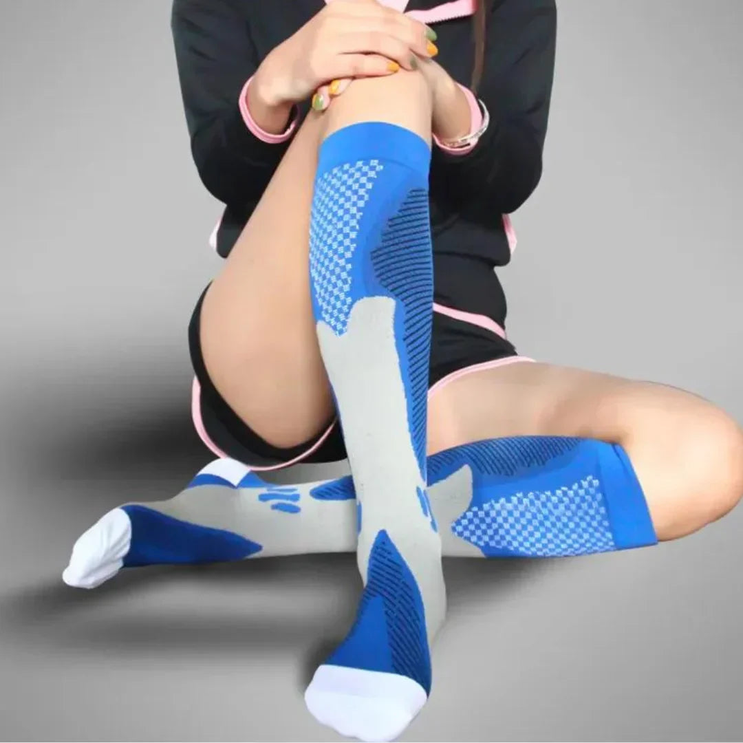 Schwarze ActiveSupport Kompressionssocken, aufrecht stehend, symbolisieren Stärke & Vitalität.