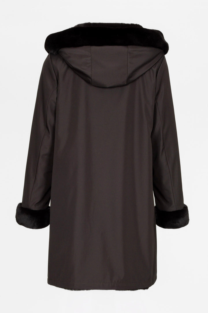Damen Kapuzenmantel in A-Linie, wendbarer Kurzmantel in Dunkelbraun, elegant und modebewusst getragen.