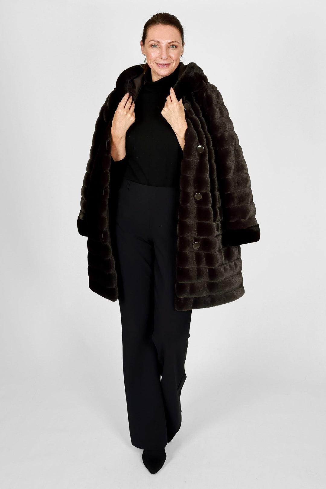 Damen Wende-Kurzmantel mit Kapuze, dunkelbraun, A-Linie. Eleganter und vielseitiger Winterbegleiter.