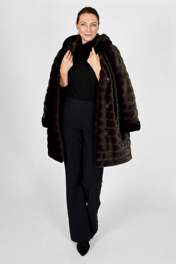Damen Wende-Kurzmantel mit Kapuze, dunkelbraun, A-Linie. Eleganter und vielseitiger Winterbegleiter.