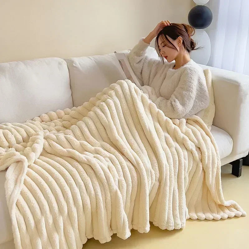 Weiche, warme Plüschdecke für gemütliche Abende Zuhause; ideal als Wohndecke & Sofaüberwurf.