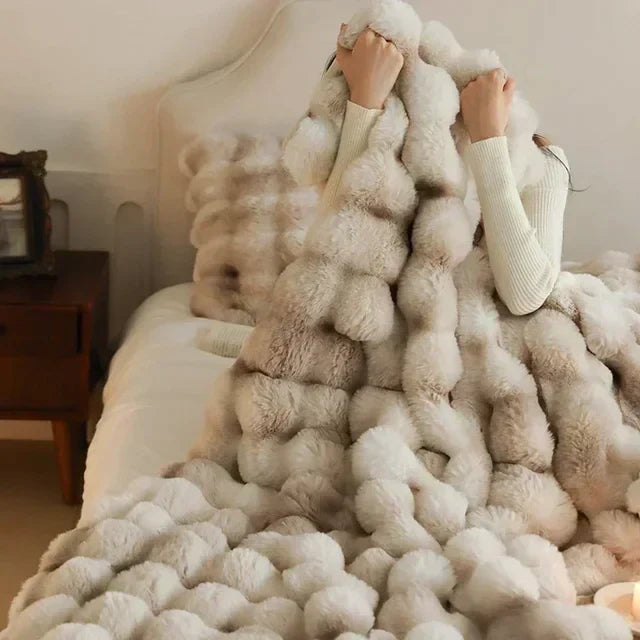 Flauschige Kunstfell-Decke für den Winter, als tragbare Kuscheldecke perfekt für unterwegs und zu Hause.