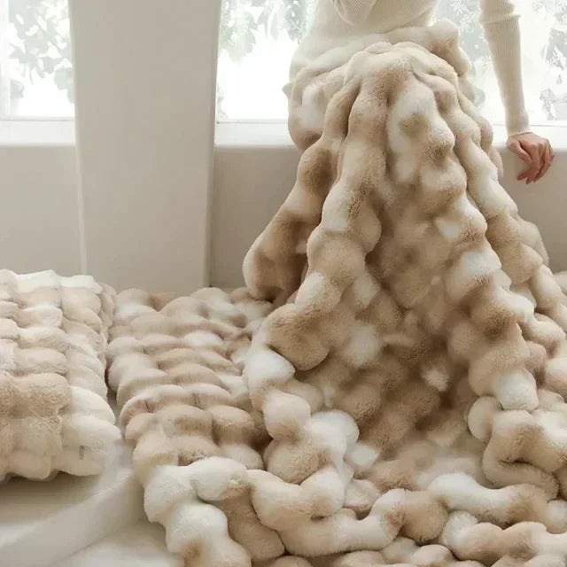 Edle Kunstfell-Kuscheldecke, winterlich und flauschig, perfekt als gemütliche Wohnzimmerdecke.