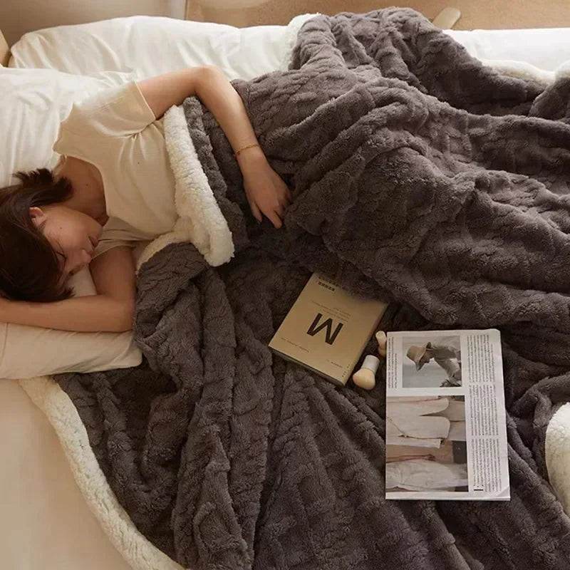 Ordentlich gefaltete, warme Kuscheldecke auf einem Bett; bereit für gemütliche Stunden. Weiche Schlafdecke.