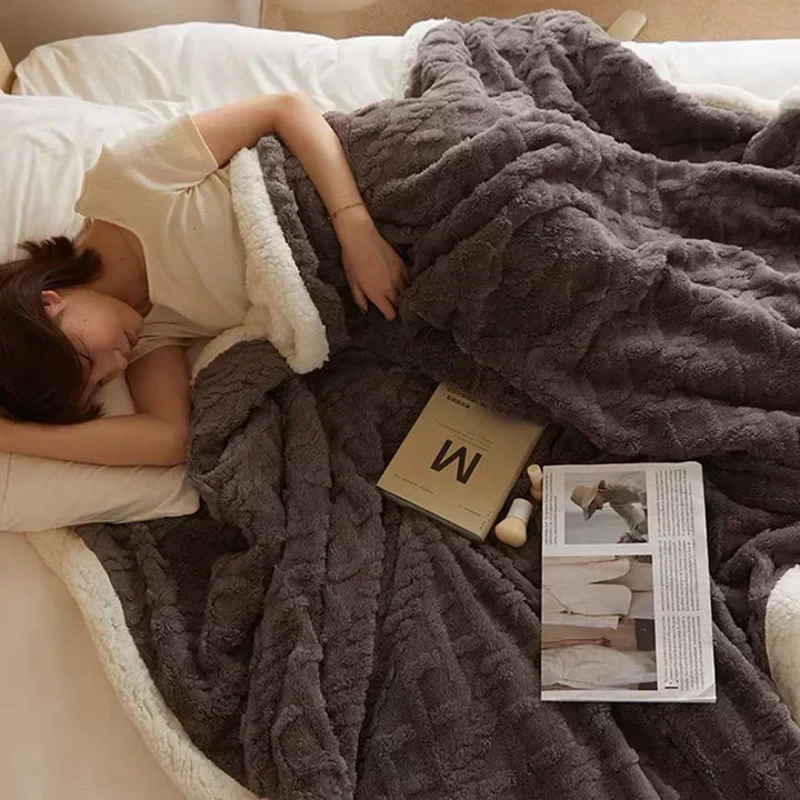 Ordentlich gefaltete, warme Kuscheldecke auf einem Bett; bereit für gemütliche Stunden. Weiche Schlafdecke.