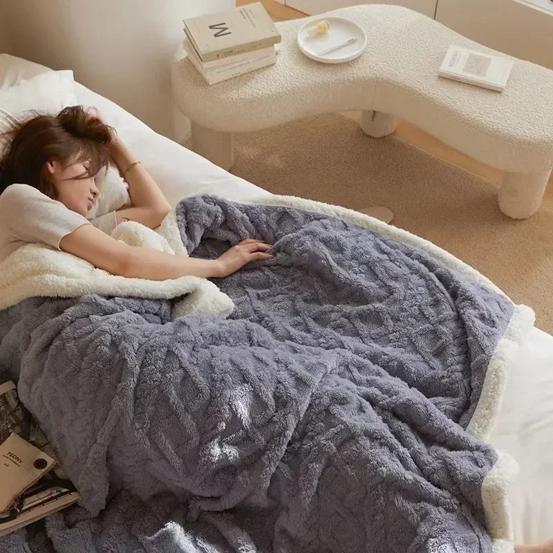 Stilvolle Winterdecke in neutraler Farbe, passend für jedes Zuhause. Pflegeleichte Kuscheldecke für Bett & Sofa.