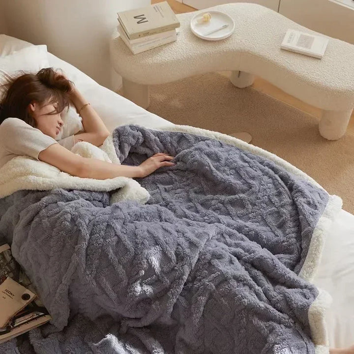 Stilvolle Winterdecke in neutraler Farbe, passend für jedes Zuhause. Pflegeleichte Kuscheldecke für Bett & Sofa.