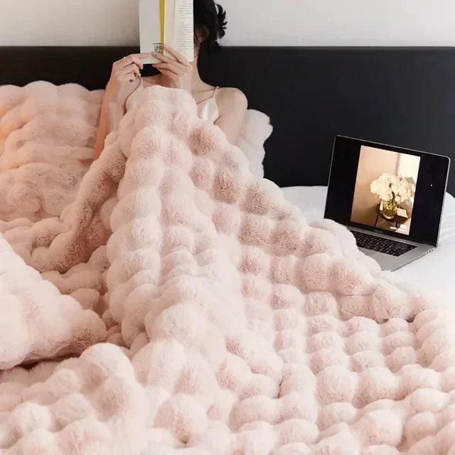 Warme Winterdecke aus hochwertigem Kunstfell, eine tragbare Kuscheldecke für Gemütlichkeit pur.