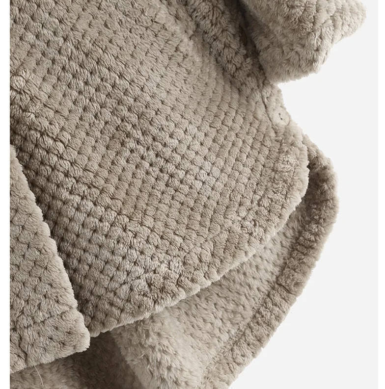 Hochwertiger Damen Wintermantel Übergröße, mit Kapuze, warm und modisch für den Winter.