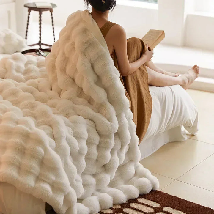 Winterliche tragbare Kuscheldecke aus weichem Kunstfell, ideal für gemütliche Abende zu Hause.