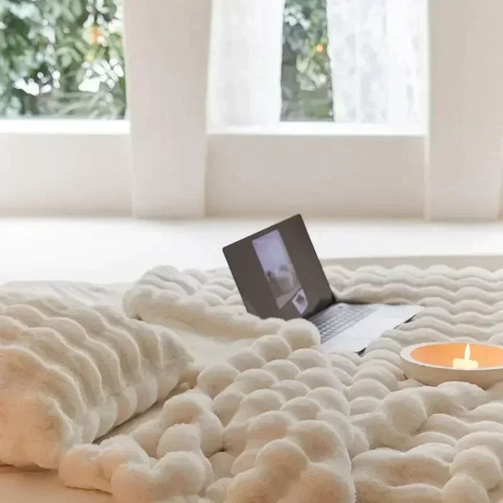 Moderne tragbare Kuscheldecke aus luxuriösem Kunstfell, für winterliche Gemütlichkeit daheim oder auf Reisen.