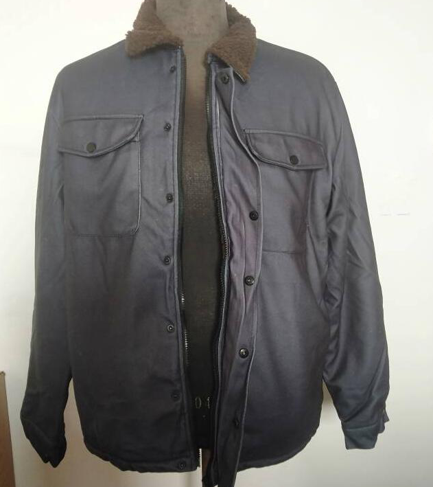 Stilvolle blaue Herren Winterjacke, kuschelig warm für kaltes Wetter, moderne Herrenmode und bequeme Freizeitjacke.