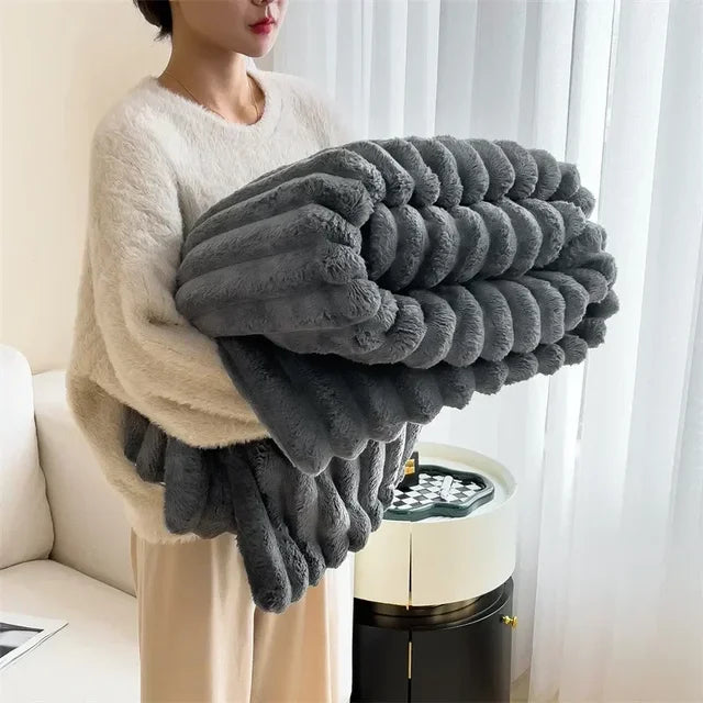 Entspannung pur mit dieser weichen Plüschdecke. Warme Kuscheldecke für Sofa, Leseecke oder Schlafzimmer.