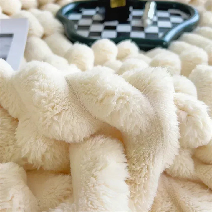Vielseitige Plüschdecke, weich und warm. Ideal als Wohndecke, Kuscheldecke oder dekorativer Akzent im Raum.