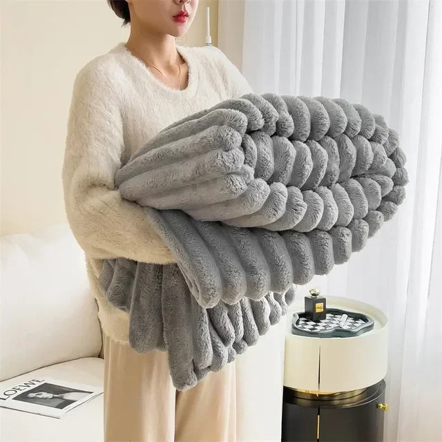 Flauschige Plüschdecke, weich wie Wolken, bietet höchsten Komfort und Wärme für entspannte Stunden.