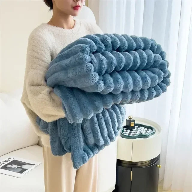 Exklusive Luxus Plüschdecke für ein gemütliches Zuhause. Samtweich & warm, perfekt für kühle Abende.