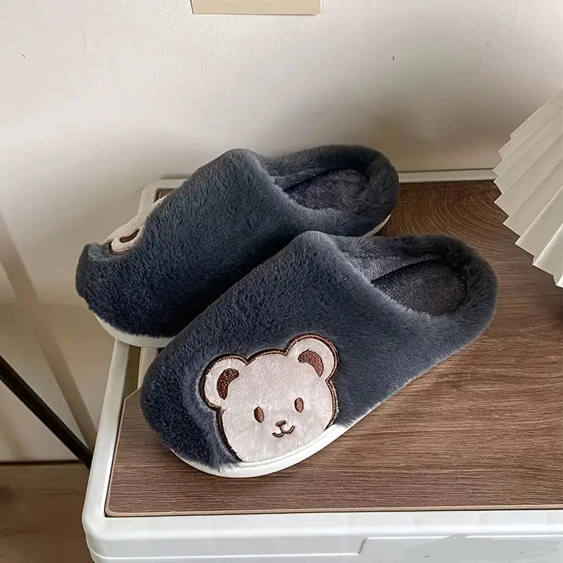 Unisex Winterhausschuhe an Füßen: Bequeme, warme Katzenpantoffeln, ideal für kalte Wintertage zuhause.