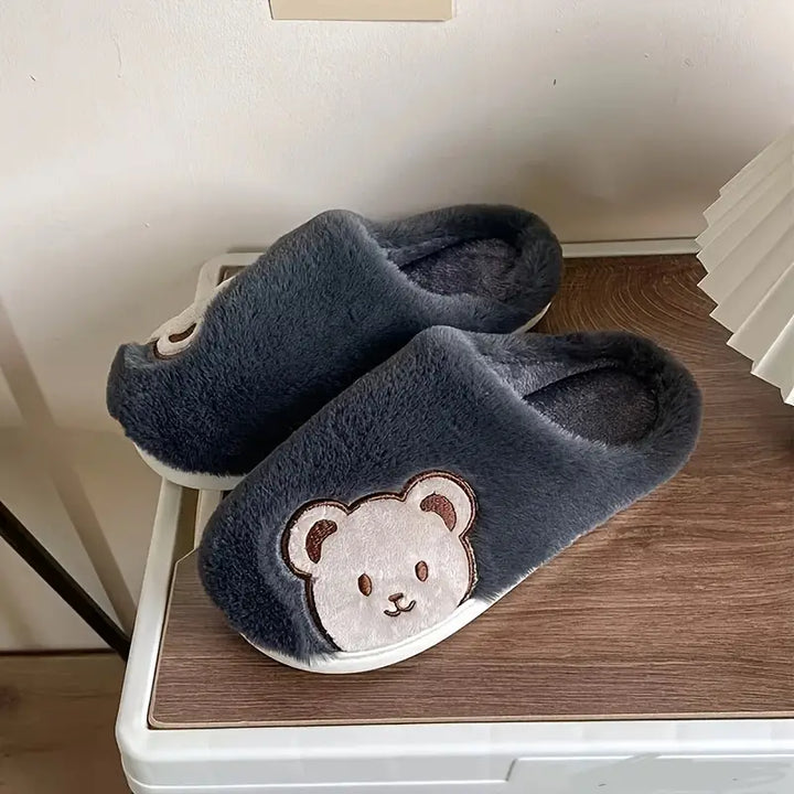 Unisex Winterhausschuhe an Füßen: Bequeme, warme Katzenpantoffeln, ideal für kalte Wintertage zuhause.