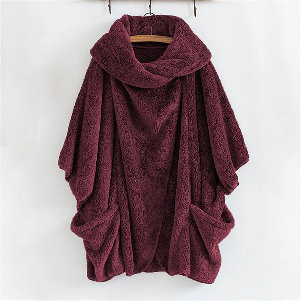 Frau trägt elegante Übergröße Windjacke mit Kapuze. Komfortable & warme Mode für Herbst/Winter.