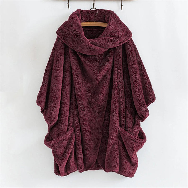 Frau trägt elegante Übergröße Windjacke mit Kapuze. Komfortable & warme Mode für Herbst/Winter.