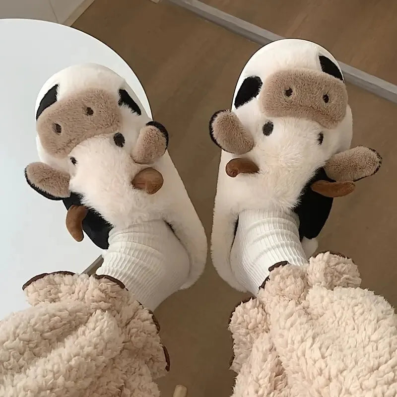 Bequeme Winterhausschuhe für Damen mit originellem Kuhdesign, sorgen für wohlige Wärme zuhause.