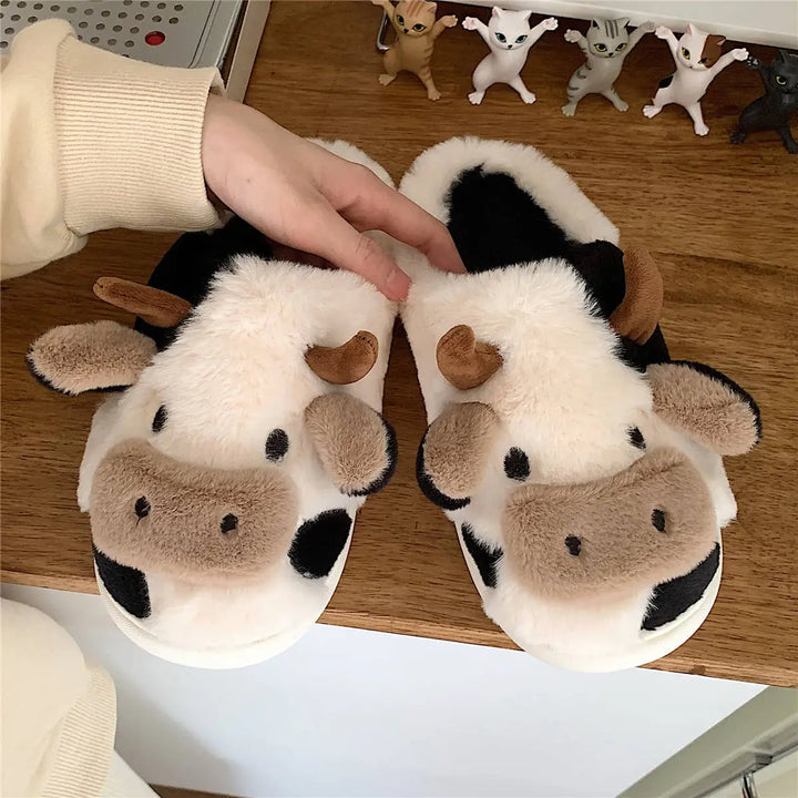 Kuschelige Damen Slippers mit Kuhmuster, bieten warme Füße und hohen Komfort für Zuhause.