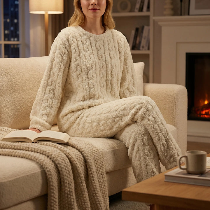 Kuscheliger Damen Langarm Schlafanzug Amy aus weichem Stoff, perfekt für gemütliche Winternächte.