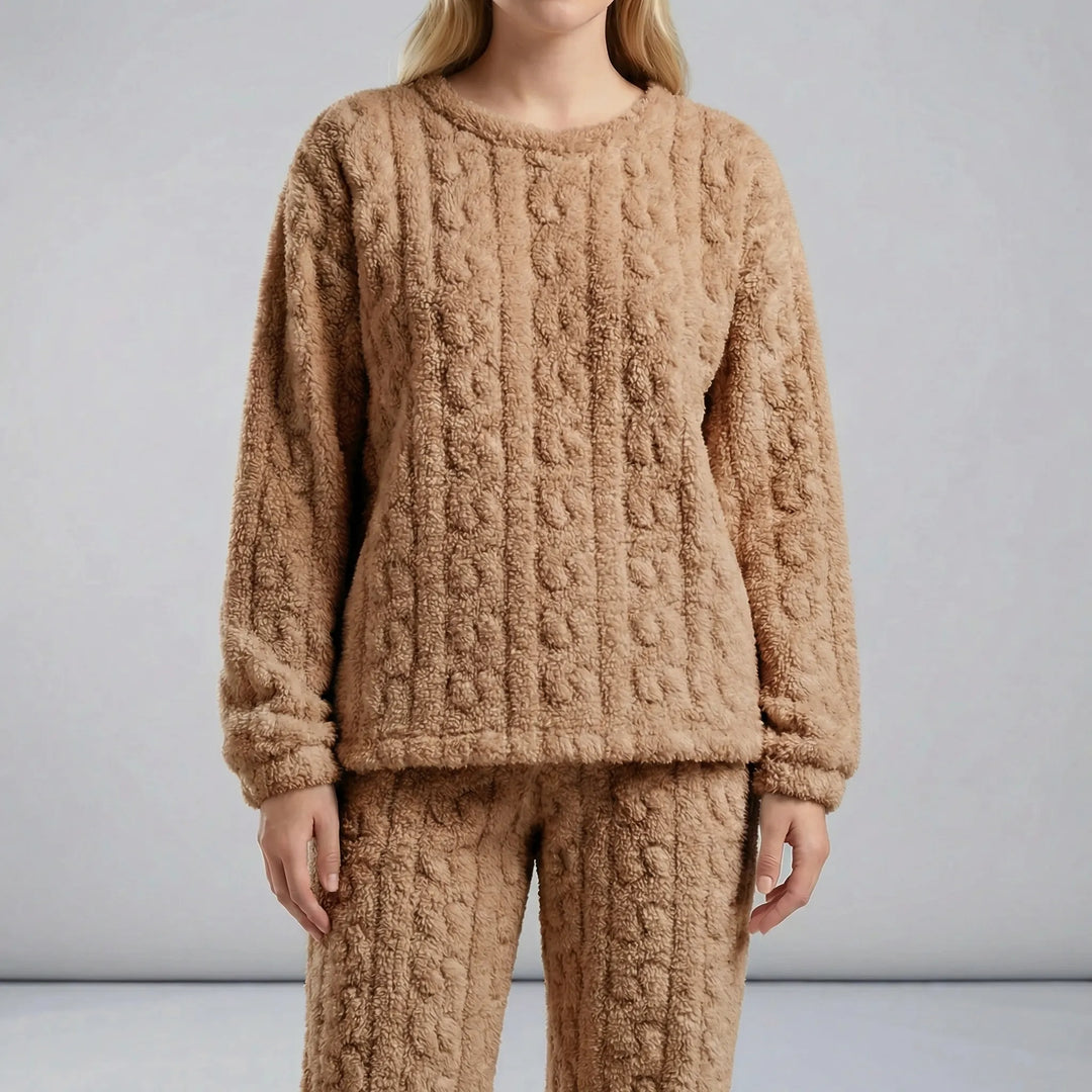 Nahaufnahme des kuscheligen Damen Langarm Schlafanzugs Amy, zeigt Stofftextur und Details.