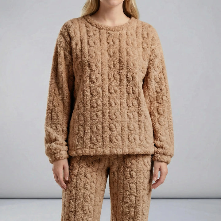 Nahaufnahme des kuscheligen Damen Langarm Schlafanzugs Amy, zeigt Stofftextur und Details.