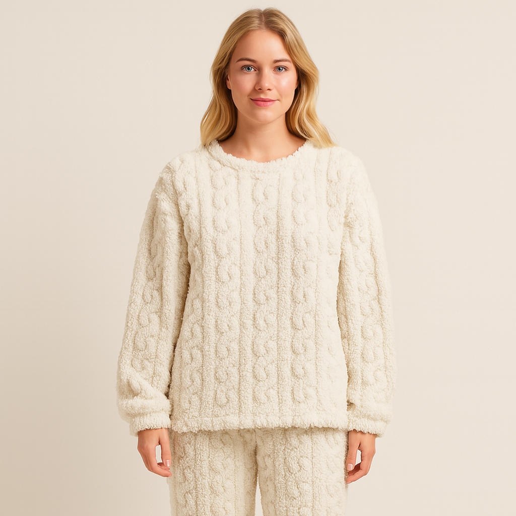 Kuscheliger Damen Schlafanzug Amy mit langen Ärmeln, ideal für entspannte und gemütliche Winternächte.