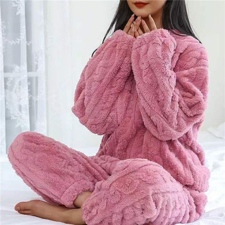 Gemütliche Damen Nachtwäsche Amy mit langen Ärmeln und Zopfmuster, für entspannte Stunden zu Hause.