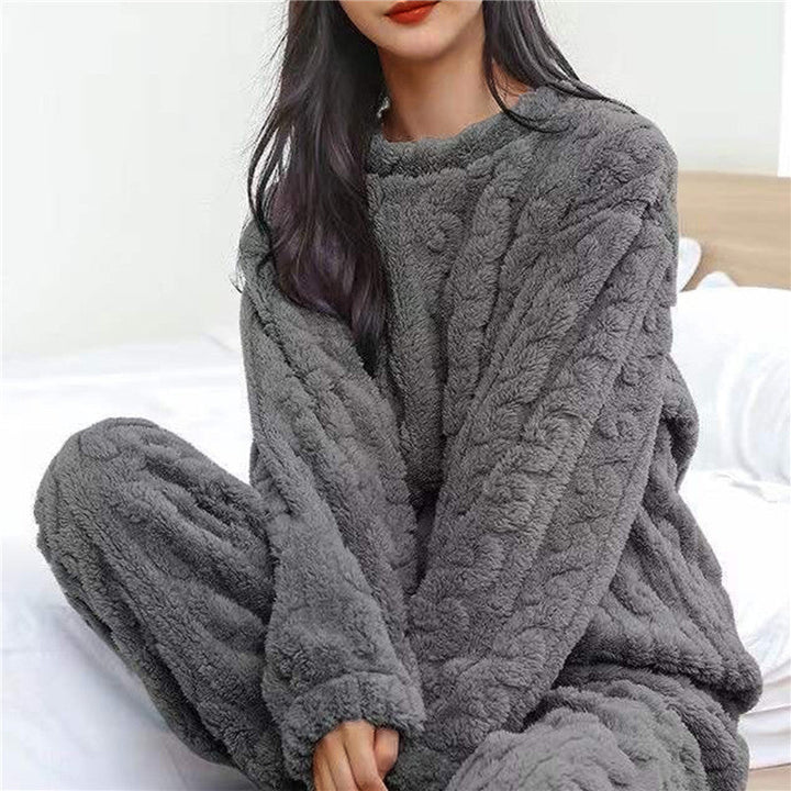 Weicher Damen Schlafanzug Amy mit langen Ärmeln, kuschelig und komfortabel für erholsamen Schlaf.