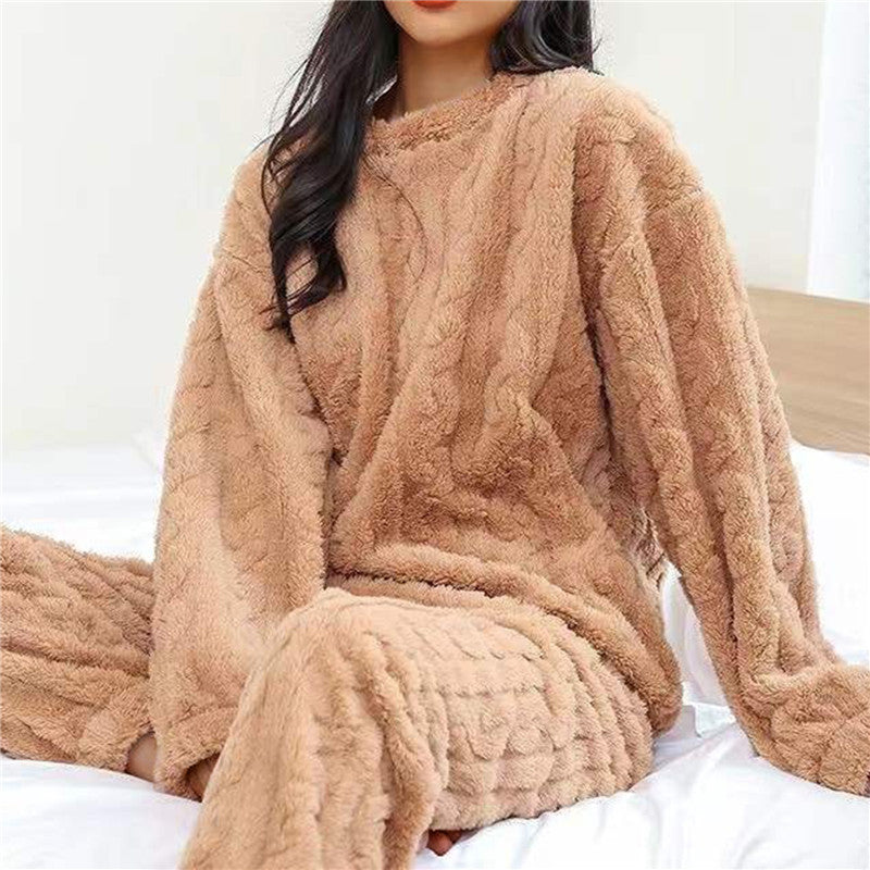 Damen Pyjama Amy mit langen Ärmeln, perfekt für Winterabende, bietet Wärme und höchsten Komfort.