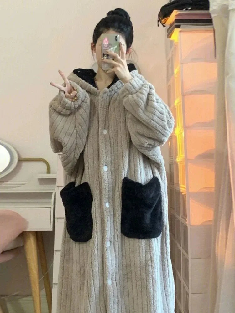 Eleganter Damen Hausmantel in Langform mit wärmender Kapuze für ultimativen Komfort im Winter.