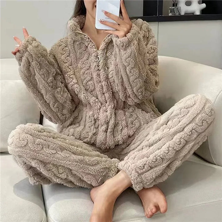 Damen Winterpyjama Set Laisa, getragen von einem Model. Modischer, warmer Schlafanzug und Hausanzug für Zuhause.