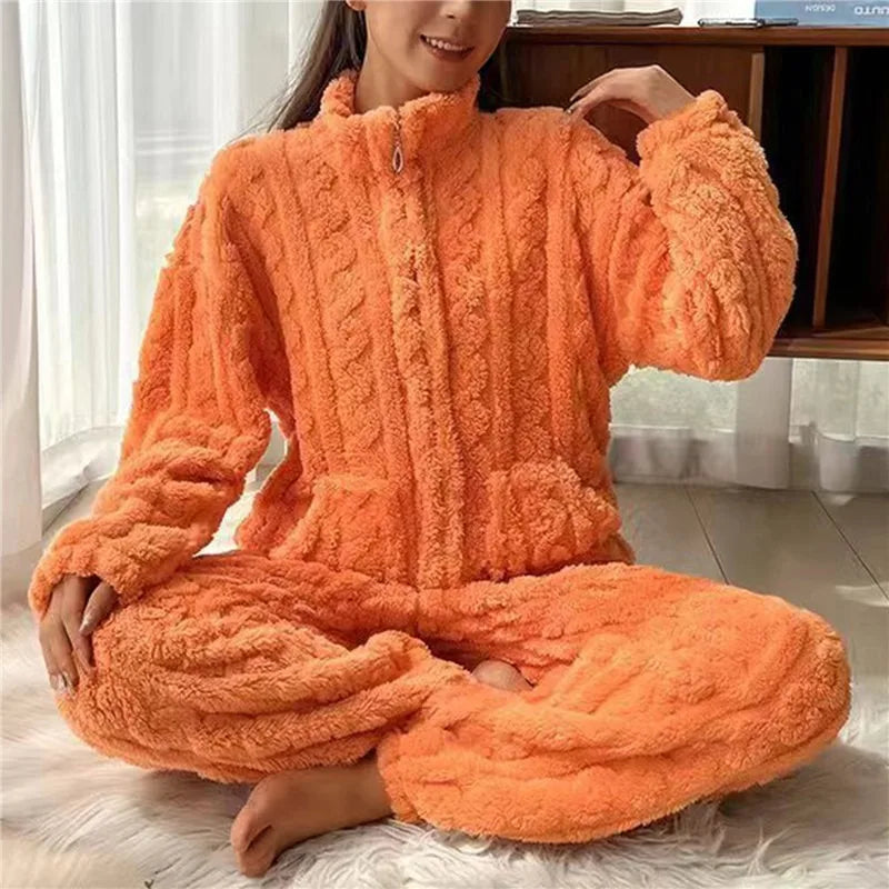 Oberteil und Hose des Damen Winter-Pyjama Sets Laisa. Gemütlicher, warmer Schlafanzug für kalte Nächte als Loungewear.
