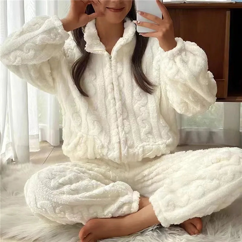 Damen Winter-Pyjama Set Laisa. Warmes, kuscheliges Schlafanzug-Set für gemütliche Nächte und entspannte Loungewear.