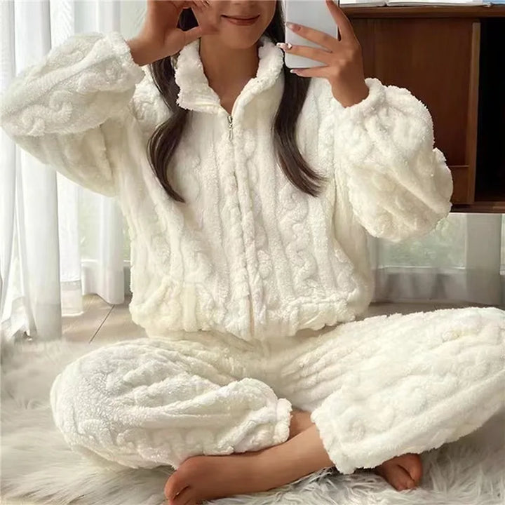 Damen Winter-Pyjama Set Laisa. Warmes, kuscheliges Schlafanzug-Set für gemütliche Nächte und entspannte Loungewear.