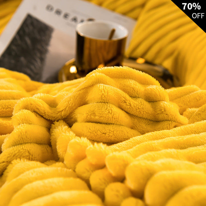 Ordentlich gefaltetes Fleece Duvet Set, bereit für gemütliche Nächte im Schlafzimmer, inklusive Kissenbezug.