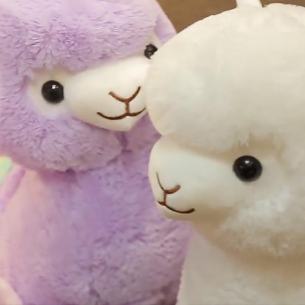 Flauschiges Lama Alpaka Plüschtier mit kleinem Sattel, sehr weich und kuschelig, ideales Geschenk für Kinder.