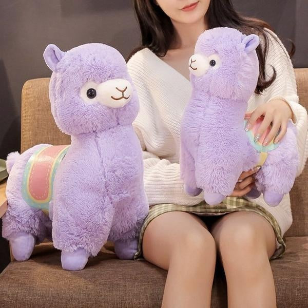 Niedliches Lama Alpaka Stofftier mit Sattel, perfekte Deko und weiches Kuscheltier für jedes Kinderzimmer.