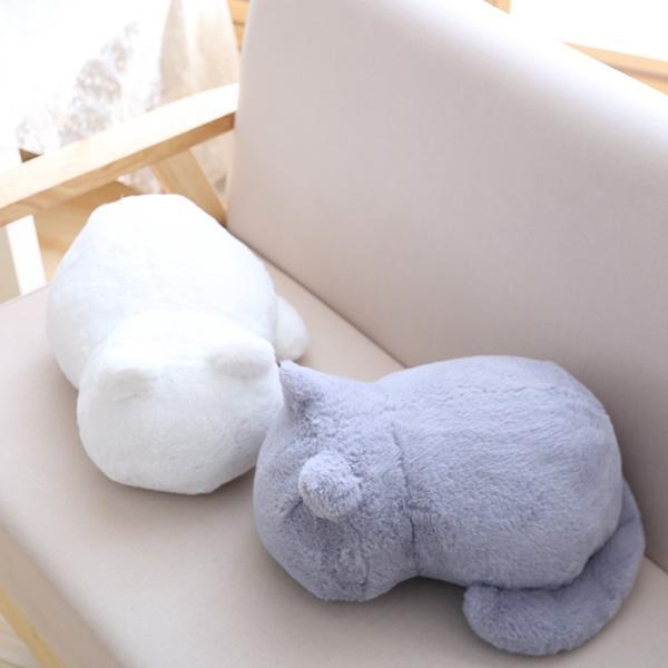 Gemütliches Plüschkissen im Schlafzimmer, als Bettaccessoire und kuscheliges Dekokissen für Katzenfreunde.