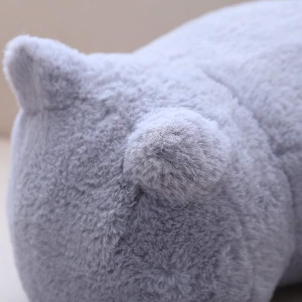 Detailaufnahme des flauschigen Plüsch Katzenkissens. Ein bequemes Wohnaccessoire und schönes Dekokissen.