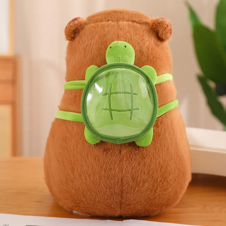 Flauscheiges Capybara Kuscheltier mit kleinem grünen Schildkrötenrucksack, ein charmantes Plüschtier für alle Altersgruppen.