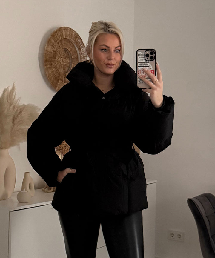 Trendige Damen Winterjacke, kurz, mit Taillengürtel, für stilvolle Wärme an kalten Tagen.