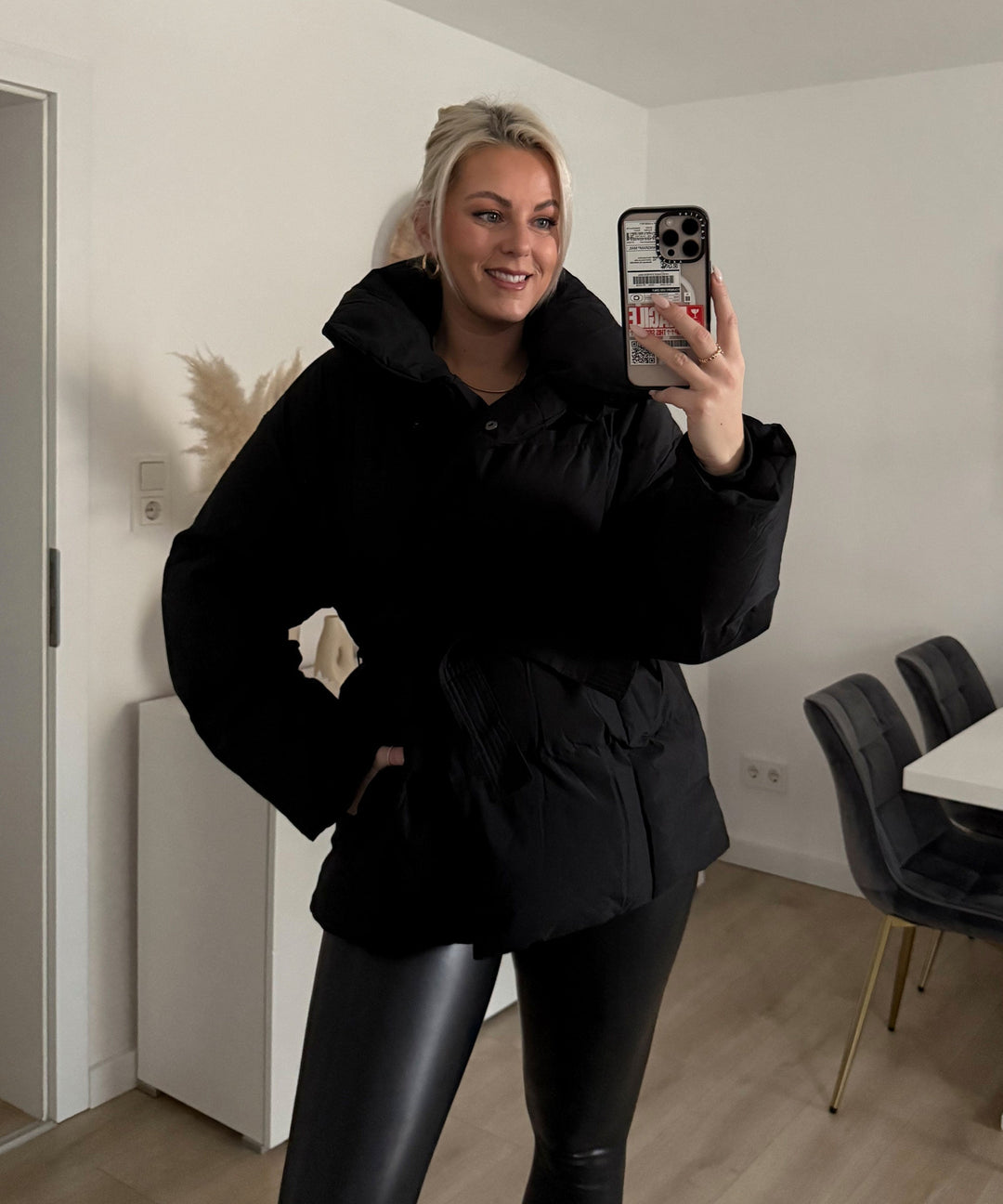 Elegante Damenjacke, kurz, mit Gürtel, schützt warm, perfekte Winterjacke.